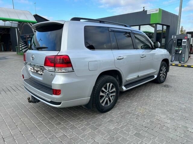 Серый Тойота Ленд Крузер 200, объемом двигателя 4.5 л и пробегом 132 тыс. км за 49900 $, фото 4 на Automoto.ua