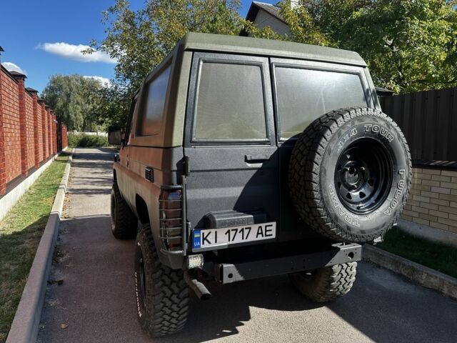 Черный Тойота Ленд Крузер 70, объемом двигателя 2.5 л и пробегом 200 тыс. км за 20000 $, фото 2 на Automoto.ua