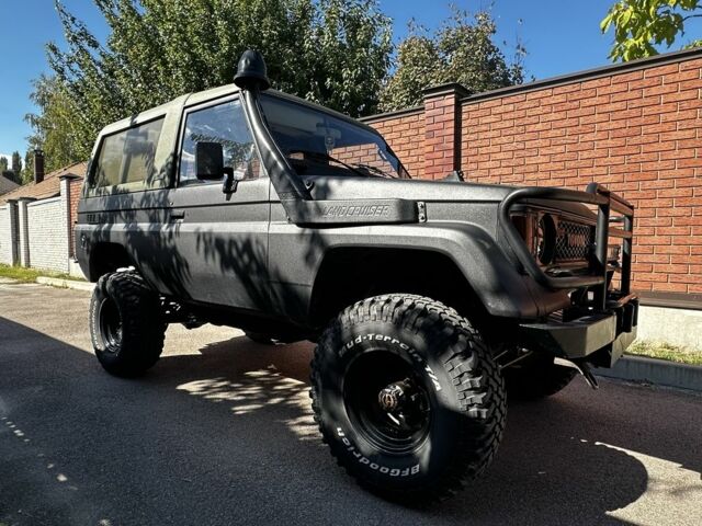 Черный Тойота Ленд Крузер 70, объемом двигателя 2.5 л и пробегом 200 тыс. км за 20000 $, фото 7 на Automoto.ua