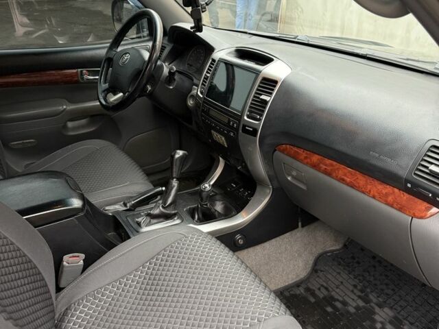 Черный Тойота Ленд Крузер Прадо 120, объемом двигателя 4 л и пробегом 214 тыс. км за 14500 $, фото 3 на Automoto.ua