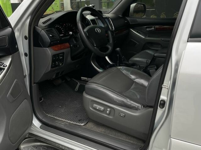 Серый Тойота Ленд Крузер Прадо 120, объемом двигателя 4 л и пробегом 220 тыс. км за 12500 $, фото 9 на Automoto.ua