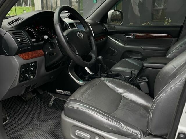 Серый Тойота Ленд Крузер Прадо 120, объемом двигателя 4 л и пробегом 220 тыс. км за 12500 $, фото 10 на Automoto.ua