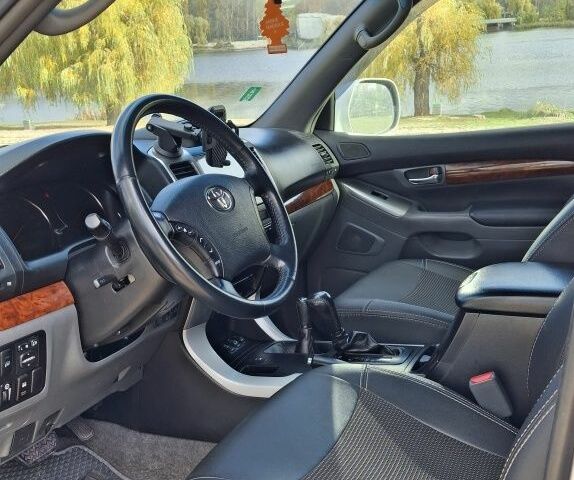 Серый Тойота Ленд Крузер Прадо 120, объемом двигателя 4 л и пробегом 316 тыс. км за 13980 $, фото 3 на Automoto.ua