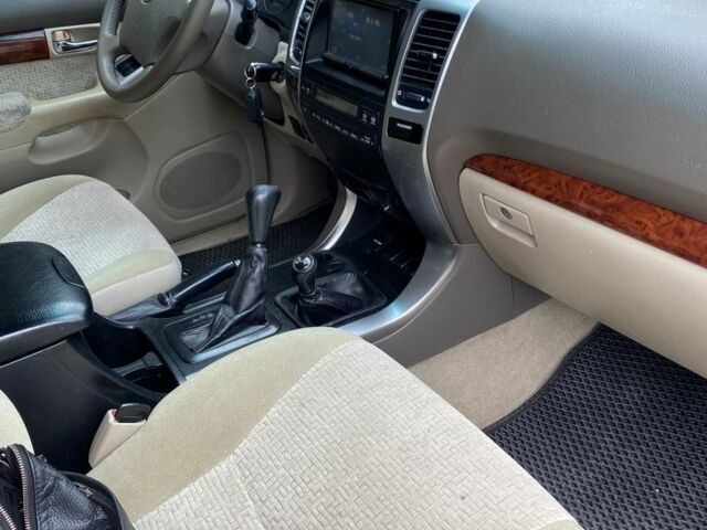 Тойота Ленд Крузер Прадо 120 2003 у Харкові на Automoto.ua Сірий Тойота Ленд Крузер Прадо 120, об'ємом двигуна 2.7 л та пробігом 282 тис. км за 9999 $, фото 7 на Automoto.ua