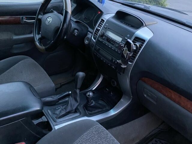 Серый Тойота Ленд Крузер Прадо 120, объемом двигателя 3 л и пробегом 470 тыс. км за 8398 $, фото 4 на Automoto.ua