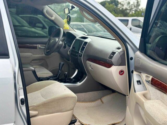 Тойота Ленд Крузер Прадо 120 2004 у Харкові на Automoto.ua Сірий Тойота Ленд Крузер Прадо 120, об'ємом двигуна 2.7 л та пробігом 341 тис. км за 10999 $, фото 6 на Automoto.ua