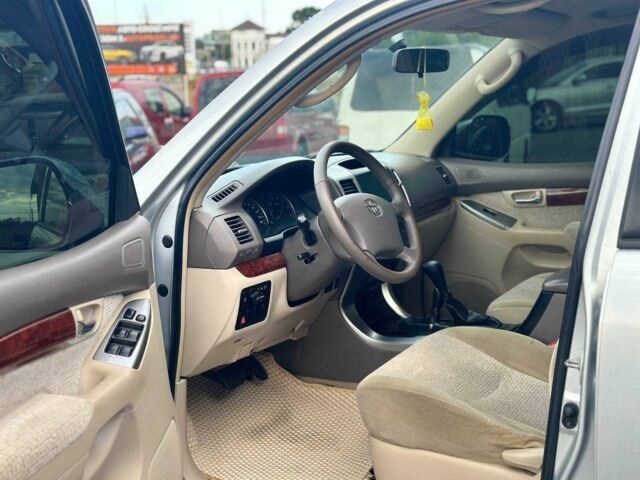 Тойота Ленд Крузер Прадо 120 2004 у Харкові на Automoto.ua Сірий Тойота Ленд Крузер Прадо 120, об'ємом двигуна 2.7 л та пробігом 341 тис. км за 10999 $, фото 9 на Automoto.ua