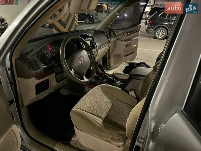 Тойота Ленд Крузер Прадо 120 2004 у Харкові на Automoto.ua Сірий Тойота Ленд Крузер Прадо 120, об'ємом двигуна 2.7 л та пробігом 300 тис. км за 11000 $, фото 8 на Automoto.ua