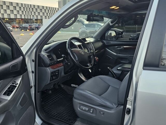 Серый Тойота Ленд Крузер Прадо 120, объемом двигателя 3 л и пробегом 286 тыс. км за 16000 $, фото 5 на Automoto.ua