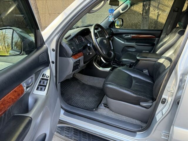 Серый Тойота Ленд Крузер Прадо 120, объемом двигателя 2.7 л и пробегом 320 тыс. км за 12900 $, фото 7 на Automoto.ua