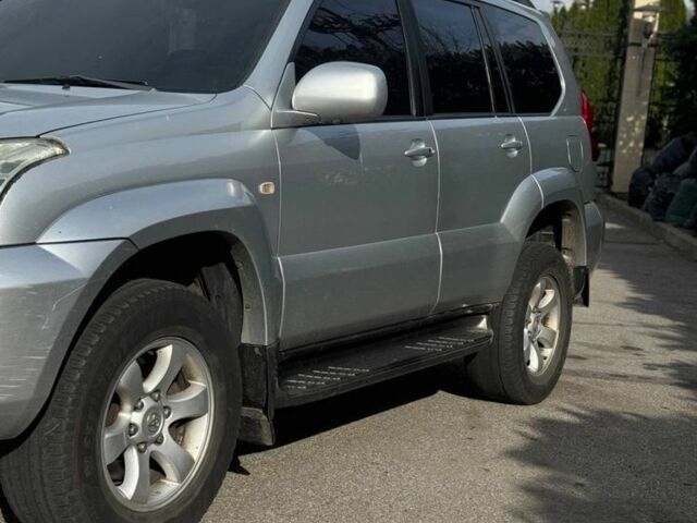 Тойота Ленд Крузер Прадо 120 2006 у Харкові на Automoto.ua Сірий Тойота Ленд Крузер Прадо 120, об'ємом двигуна 4 л та пробігом 300 тис. км за 10999 $, фото 2 на Automoto.ua