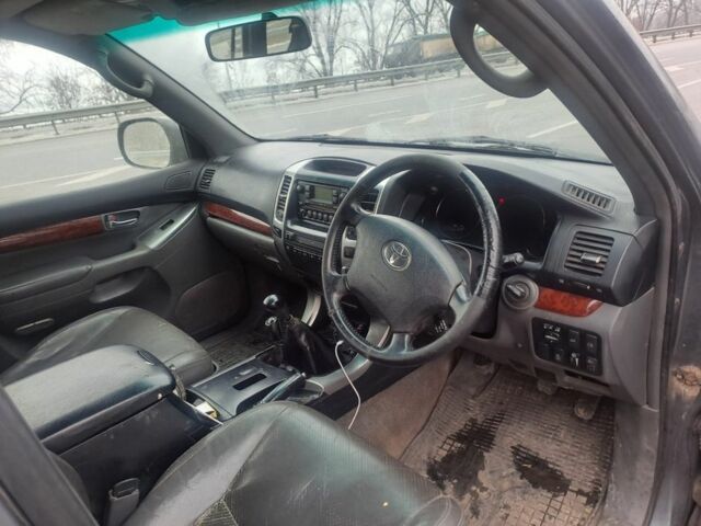 Серый Тойота Ленд Крузер Прадо 120, объемом двигателя 3 л и пробегом 247 тыс. км за 5000 $, фото 4 на Automoto.ua