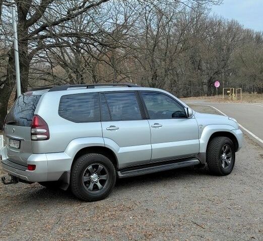 Серый Тойота Ленд Крузер Прадо 120, объемом двигателя 3 л и пробегом 388 тыс. км за 16900 $, фото 1 на Automoto.ua