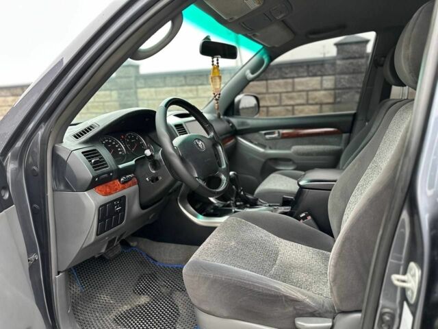 Серый Тойота Ленд Крузер Прадо 120, объемом двигателя 2.7 л и пробегом 310 тыс. км за 11200 $, фото 4 на Automoto.ua