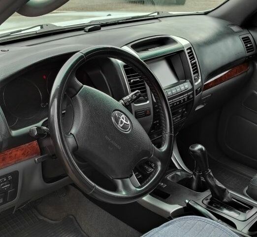 Серый Тойота Ленд Крузер Прадо 120, объемом двигателя 3 л и пробегом 388 тыс. км за 16900 $, фото 5 на Automoto.ua