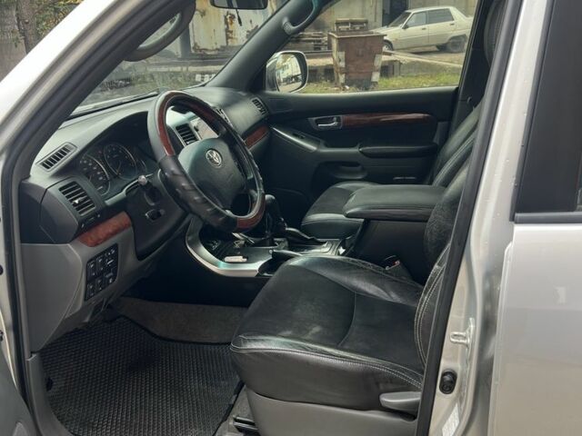 Серый Тойота Ленд Крузер Прадо 120, объемом двигателя 2.7 л и пробегом 263 тыс. км за 14000 $, фото 4 на Automoto.ua