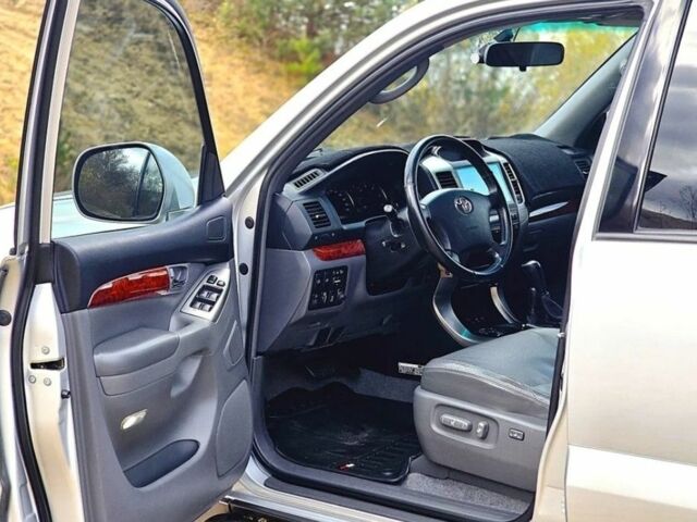 Серый Тойота Ленд Крузер Прадо 120, объемом двигателя 3 л и пробегом 200 тыс. км за 3500 $, фото 4 на Automoto.ua