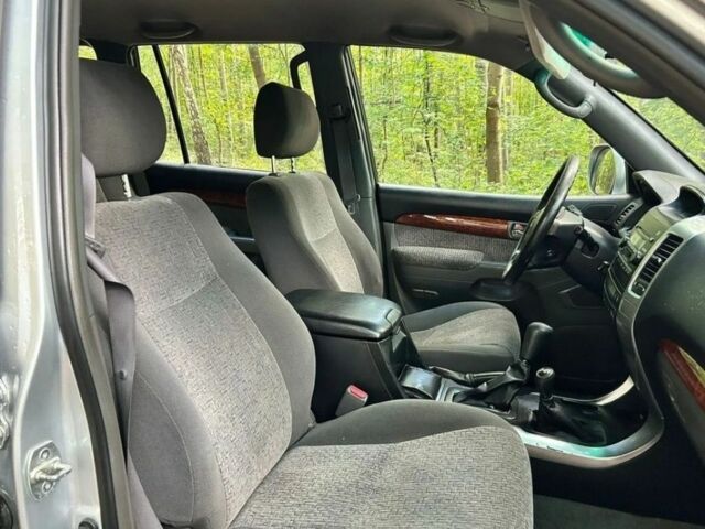 Серый Тойота Ленд Крузер Прадо 120, объемом двигателя 3 л и пробегом 244 тыс. км за 2608 $, фото 7 на Automoto.ua