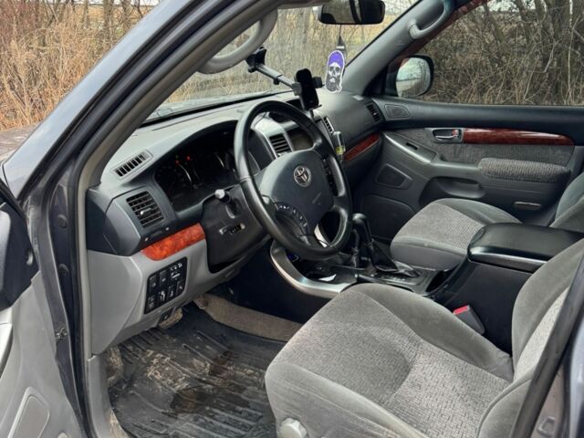 Серый Тойота Ленд Крузер Прадо 120, объемом двигателя 3 л и пробегом 446 тыс. км за 11000 $, фото 1 на Automoto.ua