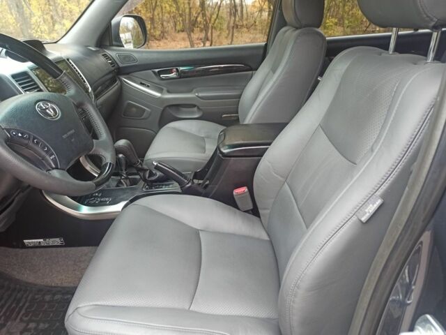 Серый Тойота Ленд Крузер Прадо 120, объемом двигателя 4 л и пробегом 280 тыс. км за 15800 $, фото 8 на Automoto.ua