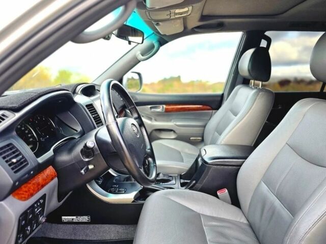 Серый Тойота Ленд Крузер Прадо 120, объемом двигателя 3 л и пробегом 200 тыс. км за 3500 $, фото 5 на Automoto.ua