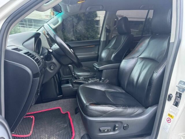 Белый Тойота Ленд Крузер Прадо 150, объемом двигателя 4 л и пробегом 237 тыс. км за 19700 $, фото 17 на Automoto.ua