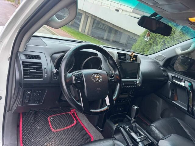 Белый Тойота Ленд Крузер Прадо 150, объемом двигателя 4 л и пробегом 237 тыс. км за 19700 $, фото 18 на Automoto.ua