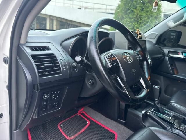 Белый Тойота Ленд Крузер Прадо 150, объемом двигателя 4 л и пробегом 237 тыс. км за 19700 $, фото 21 на Automoto.ua