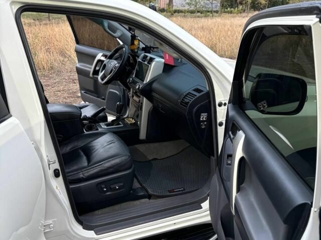 Белый Тойота Ленд Крузер Прадо 150, объемом двигателя 3 л и пробегом 250 тыс. км за 25000 $, фото 5 на Automoto.ua