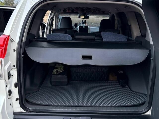 Белый Тойота Ленд Крузер Прадо 150, объемом двигателя 3 л и пробегом 250 тыс. км за 25000 $, фото 7 на Automoto.ua