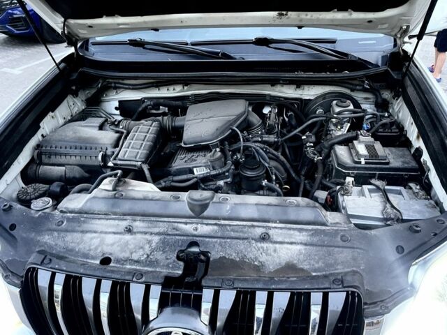 Белый Тойота Ленд Крузер Прадо 150, объемом двигателя 2.7 л и пробегом 233 тыс. км за 19000 $, фото 18 на Automoto.ua