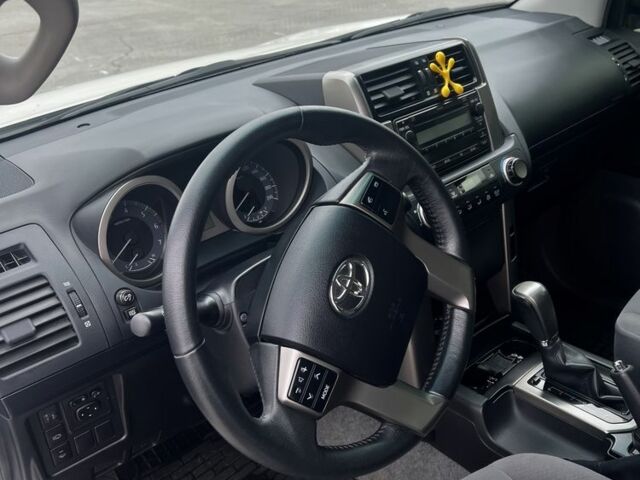 Тойота Ленд Крузер Прадо 150 2012 в Запорожье на Automoto.ua Белый Тойота Ленд Крузер Прадо 150, объемом двигателя 2.7 л и пробегом 38 тыс. км за 29000 $, фото 8 на Automoto.ua