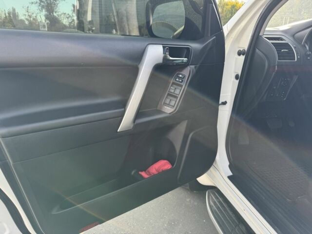 Белый Тойота Ленд Крузер Прадо 150, объемом двигателя 3 л и пробегом 257 тыс. км за 27500 $, фото 17 на Automoto.ua