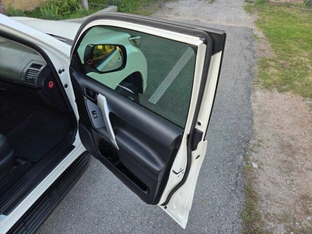 Белый Тойота Ленд Крузер Прадо 150, объемом двигателя 2.7 л и пробегом 118 тыс. км за 25500 $, фото 19 на Automoto.ua