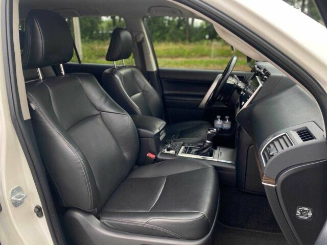 Білий Тойота Ленд Крузер Прадо 150, об'ємом двигуна 4 л та пробігом 130 тис. км за 44490 $, фото 11 на Automoto.ua