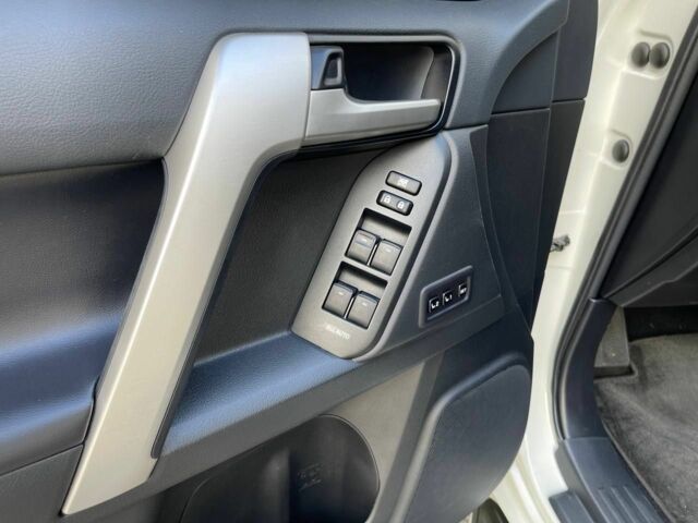 Белый Тойота Ленд Крузер Прадо 150, объемом двигателя 4 л и пробегом 38 тыс. км за 55000 $, фото 13 на Automoto.ua