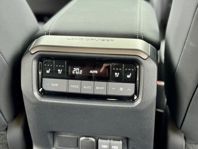 Бежевый Тойота Ленд Крузер Прадо 150, объемом двигателя 2.8 л и пробегом 15 тыс. км за 67900 $, фото 14 на Automoto.ua