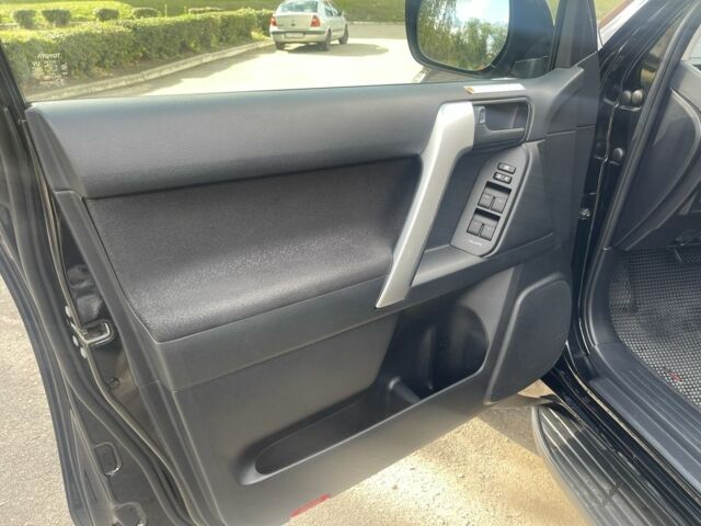 Чорний Тойота Ленд Крузер Прадо 150, об'ємом двигуна 2.8 л та пробігом 93 тис. км за 41000 $, фото 12 на Automoto.ua