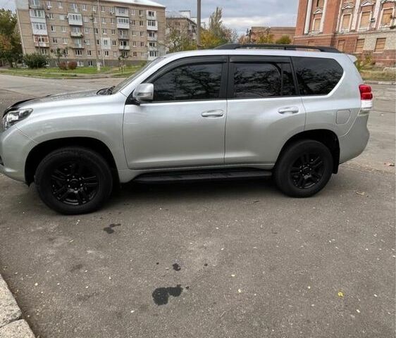 Серый Тойота Ленд Крузер Прадо 150, объемом двигателя 3 л и пробегом 203 тыс. км за 23000 $, фото 1 на Automoto.ua