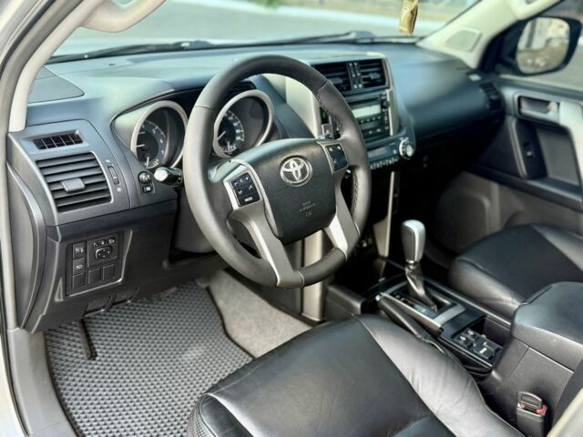 Серый Тойота Ленд Крузер Прадо 150, объемом двигателя 4 л и пробегом 173 тыс. км за 27000 $, фото 12 на Automoto.ua