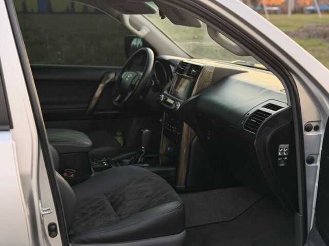 Сірий Тойота Ленд Крузер Прадо 150, об'ємом двигуна 3 л та пробігом 240 тис. км за 21500 $, фото 3 на Automoto.ua