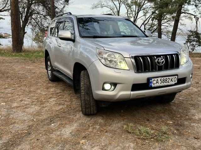 Серый Тойота Ленд Крузер Прадо 150, объемом двигателя 3 л и пробегом 490 тыс. км за 22500 $, фото 1 на Automoto.ua