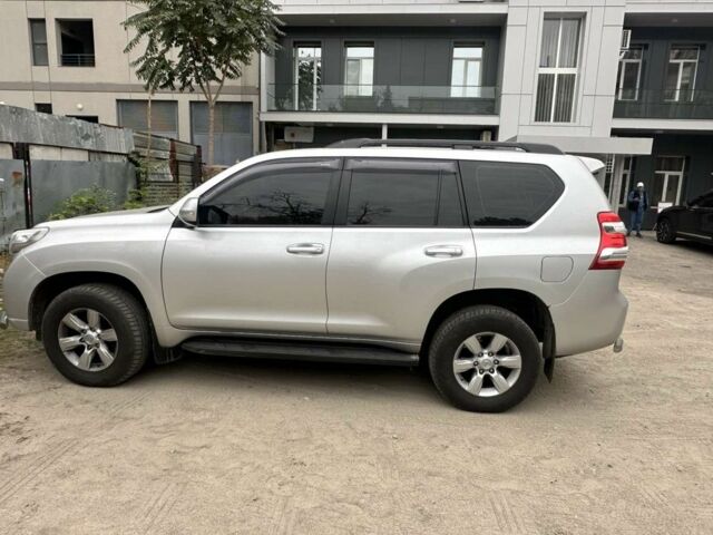 Серый Тойота Ленд Крузер Прадо 150, объемом двигателя 4 л и пробегом 280 тыс. км за 17000 $, фото 2 на Automoto.ua