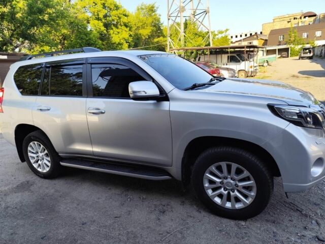 Серый Тойота Ленд Крузер Прадо 150, объемом двигателя 4 л и пробегом 111 тыс. км за 30500 $, фото 1 на Automoto.ua