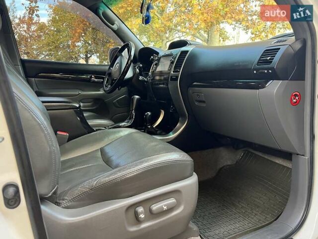 Белый Тойота Ленд Крузер Прадо, объемом двигателя 3.96 л и пробегом 257 тыс. км за 16900 $, фото 81 на Automoto.ua