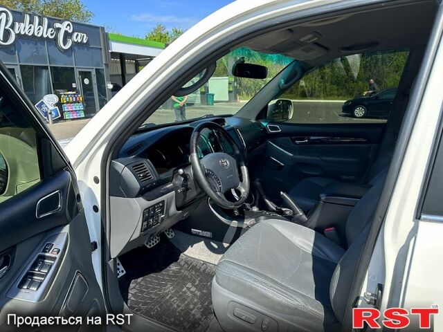 Белый Тойота Ленд Крузер Прадо, объемом двигателя 4 л и пробегом 258 тыс. км за 17600 $, фото 5 на Automoto.ua