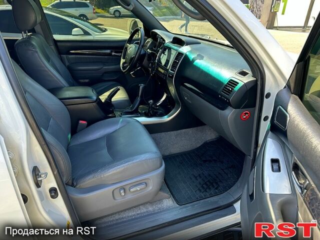 Белый Тойота Ленд Крузер Прадо, объемом двигателя 4 л и пробегом 258 тыс. км за 17600 $, фото 7 на Automoto.ua