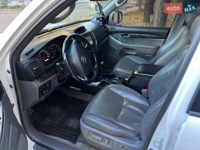 Белый Тойота Ленд Крузер Прадо, объемом двигателя 3.96 л и пробегом 257 тыс. км за 16900 $, фото 78 на Automoto.ua