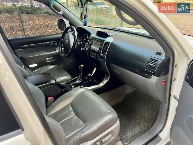 Белый Тойота Ленд Крузер Прадо, объемом двигателя 3.96 л и пробегом 257 тыс. км за 16900 $, фото 75 на Automoto.ua