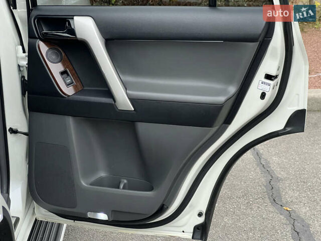 Белый Тойота Ленд Крузер Прадо, объемом двигателя 2.98 л и пробегом 150 тыс. км за 26500 $, фото 58 на Automoto.ua